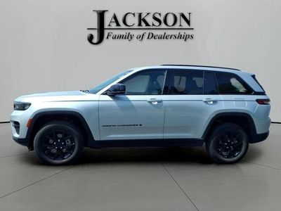 2025 Jeep Grand Cherokee — side profile view