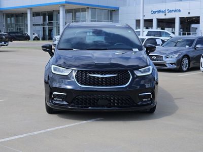 2024 Chrysler Pacifica — side profile view