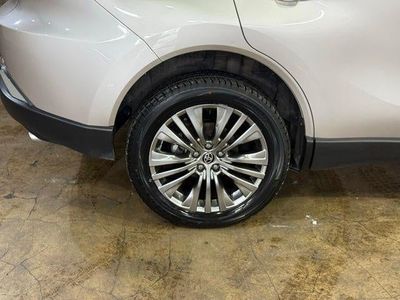 2021 Toyota Venza — detail view