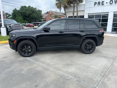 2025 Jeep Grand Cherokee — side profile view