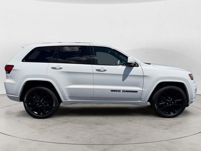 2017 Jeep Grand Cherokee — interior view