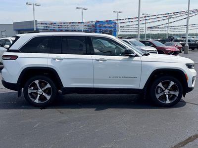 2023 Jeep Grand Cherokee — interior view