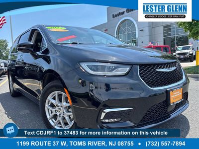 2024 Chrysler Pacifica Touring L in Diamond Black Crystal Pearlcoat — front three-quarter view