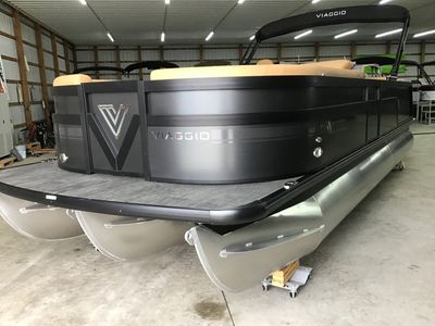 2023 VIAGGIO DIAMANTE D 23S TRITOON — rear three-quarter view