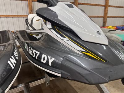 2017 YAMAHA WAVERUNNER VX CRUISE (CARBON/WHITE) | VX1050A-SA — front three-quarter view
