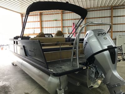 2023 VIAGGIO DIAMANTE D 23S TRITOON — detail view