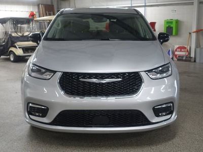 2024 Chrysler Pacifica — side profile view