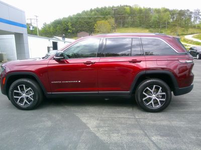 2023 Jeep Grand Cherokee — side profile view