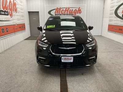 2025 Chrysler Pacifica — side profile view
