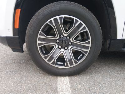 2025 Jeep Wagoneer — photo 10 view