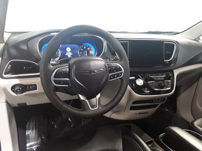2024 Chrysler Pacifica — photo 13 view