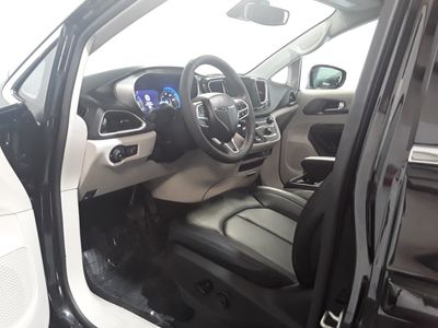 2024 Chrysler Pacifica — photo 11 view