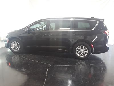 2024 Chrysler Pacifica — photo 8 view