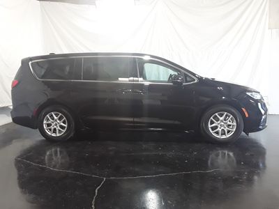 2024 Chrysler Pacifica — photo 7 view