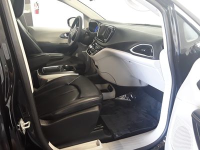 2024 Chrysler Pacifica — photo 14 view