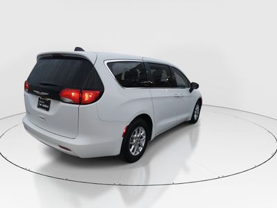2023 Chrysler Voyager - Photo 5