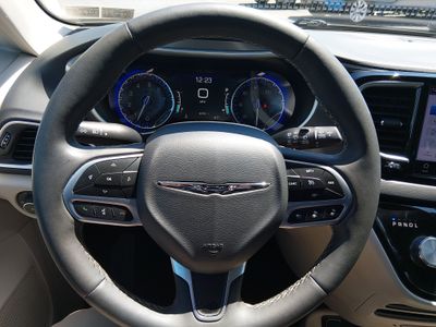 2023 Chrysler Pacifica — photo 12 view
