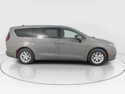 2023 Chrysler Pacifica — photo 8 view