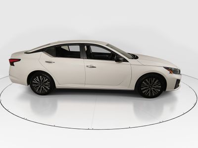 2025 Nissan Altima — photo 8 view