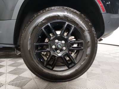 2025 Land Rover Defender — photo 10 view