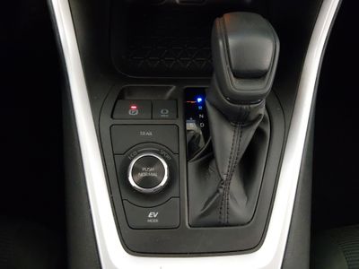 2025 Toyota RAV4 - Photo 16