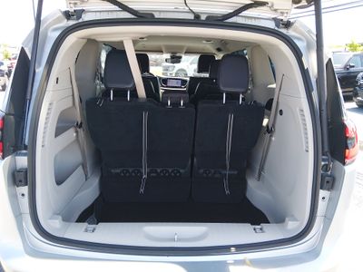 2023 Chrysler Pacifica — photo 11 view