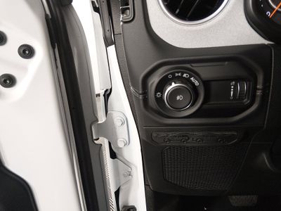 2025 Jeep Wrangler - Photo 13