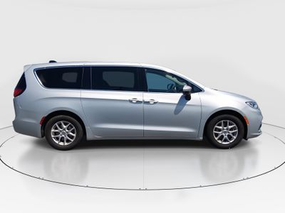 2023 Chrysler Pacifica — photo 8 view