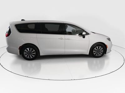 2023 Chrysler Pacifica — photo 8 view