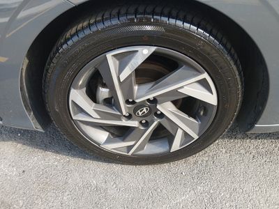 2025 Hyundai Elantra - Photo 10