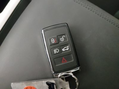 2025 Land Rover Defender — photo 15 view