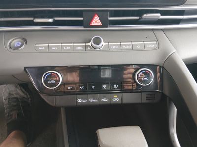 2024 Hyundai Elantra - Photo 17