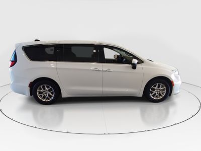 2023 Chrysler Pacifica — photo 8 view