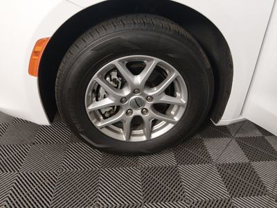 2022 Chrysler Voyager — photo 10 view