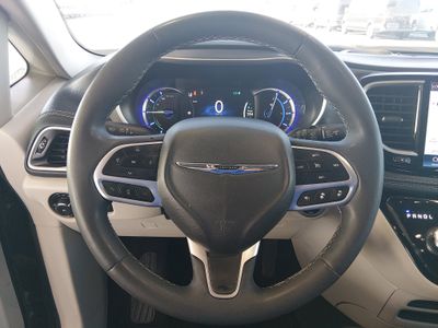 2023 Chrysler Pacifica — photo 12 view