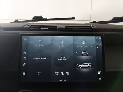 2025 Land Rover Defender — photo 17 view