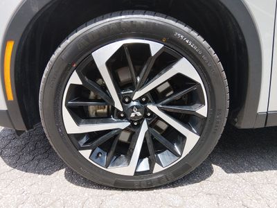 2024 Mitsubishi Outlander — photo 10 view
