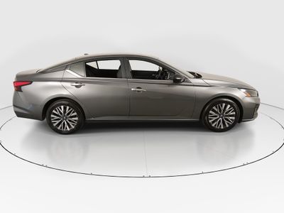 2024 Nissan Altima — photo 8 view