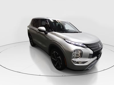 2024 Mitsubishi Outlander SE FWD — front three-quarter view