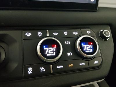 2025 Land Rover Defender — photo 18 view