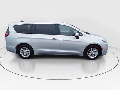 2023 Chrysler Pacifica — photo 8 view