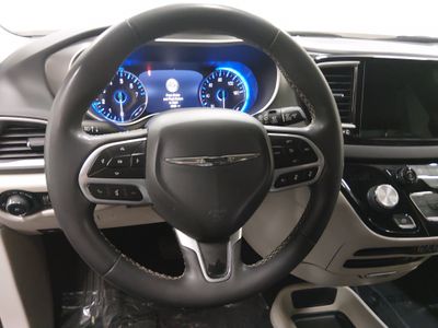 2022 Chrysler Pacifica — photo 12 view