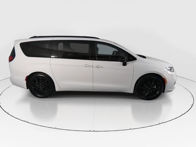 2025 Chrysler Pacifica - Photo 8