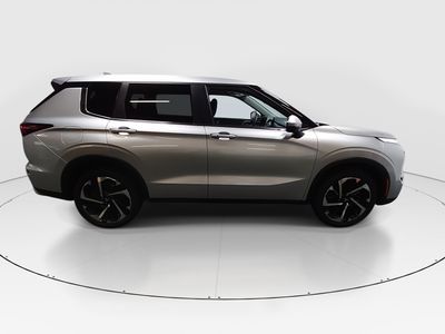 2024 Mitsubishi Outlander — photo 8 view