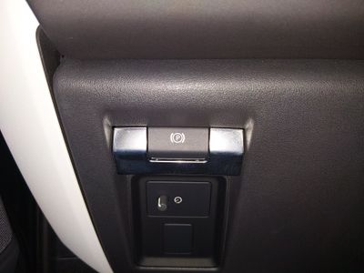 2025 Land Rover Defender — photo 13 view