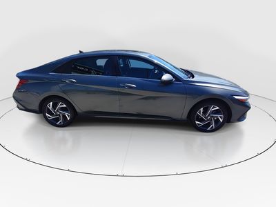 2025 Hyundai Elantra — photo 8 view