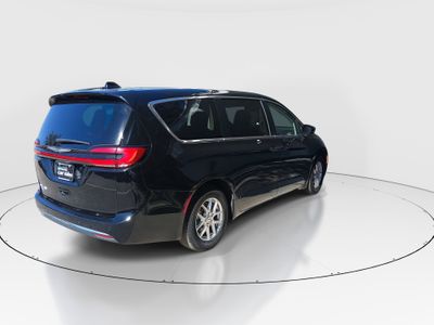 2024 Chrysler Pacifica — photo 7 view