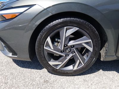 2025 Hyundai Elantra — photo 10 view