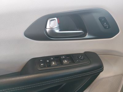 2023 Chrysler Pacifica — photo 19 view