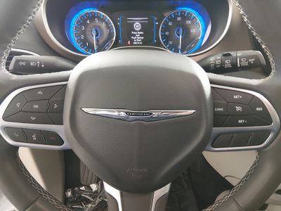 2022 Chrysler Voyager — photo 12 view